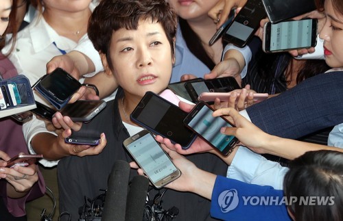 'MB 블랙리스트' 피해자 김미화 검찰출석