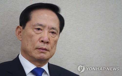 굳은 표정의 국방부 장관