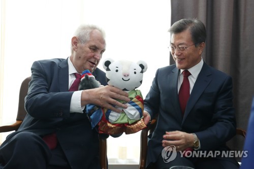 문 대통령, 제만 체코 대통령에게 수호랑과 반다비 선물