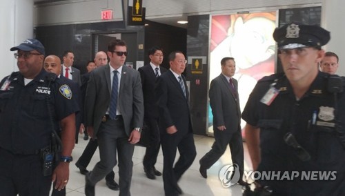 뉴욕 JFK공항 빠져나가는 리용호 외무상