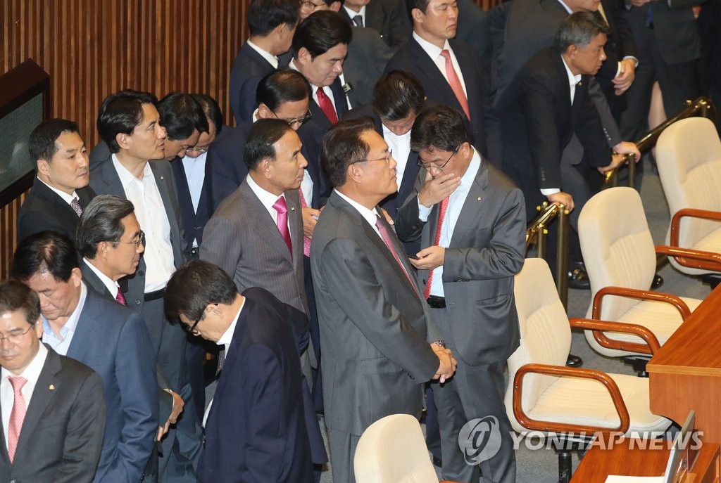 표결 기다리는 자유한국당 의원들