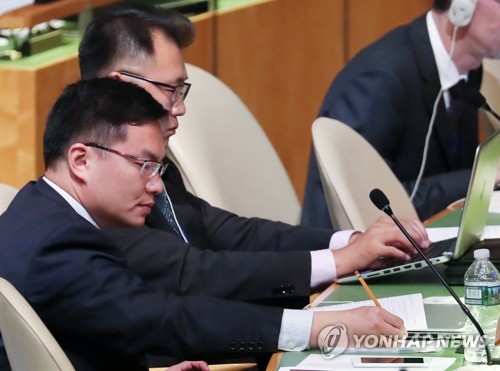 문 대통령 기조연설 메모하는 북한 대표단