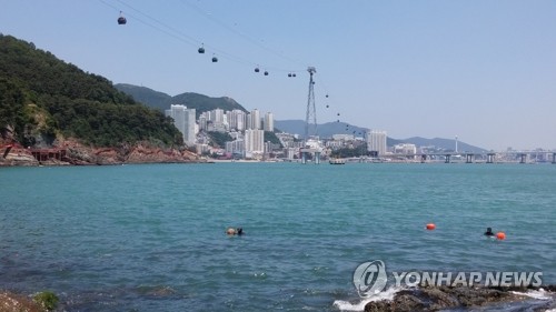 부산 암남공원 해녀촌 위로 오가는 케이블카