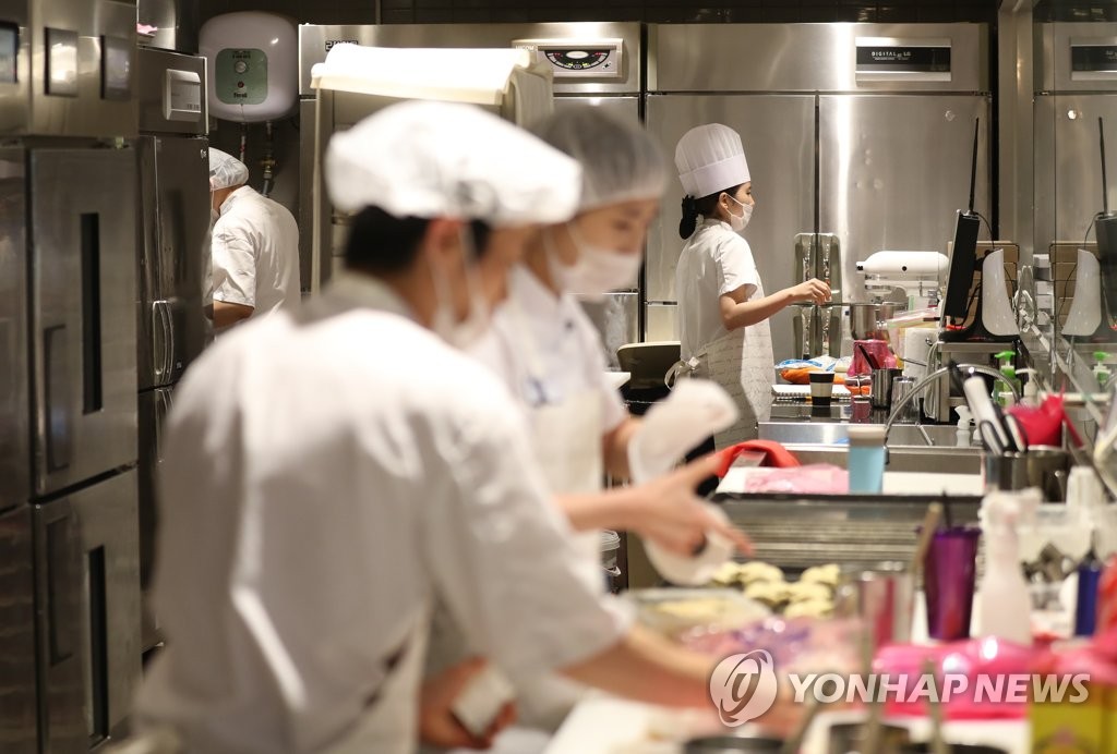 제빵기사의 분주한 새벽