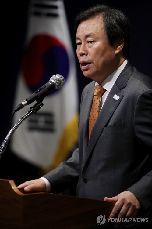 질문에 답하는 도종환 장관