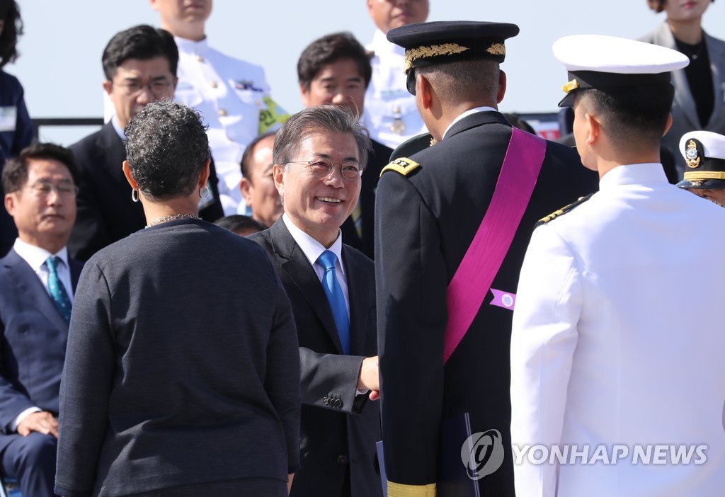 문 대통령과 악수하는 한미연합사령관