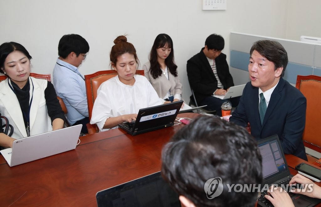 청와대 회동 결과 설명하는 안철수 대표