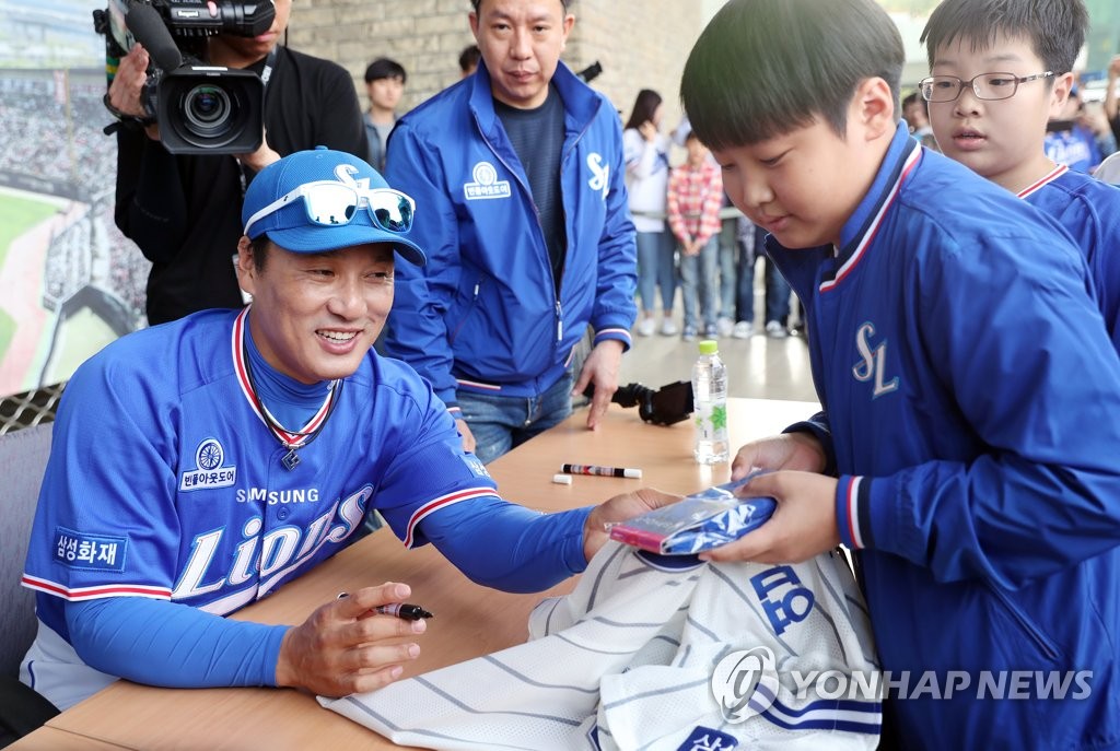 팬 사인회 하는 '은퇴투어' 이승엽