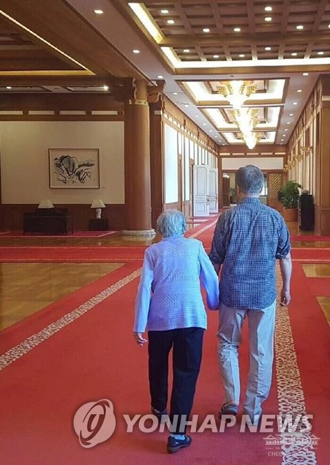 문재인 대통령과 모친 강한옥 여사
