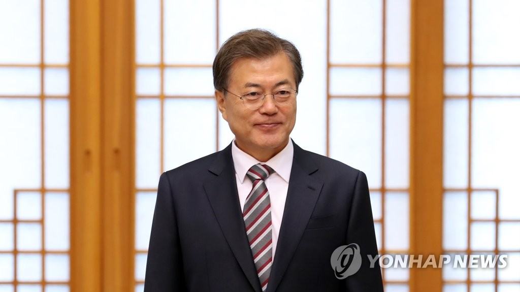 위촉장 수여식 참석한 문재인 대통령