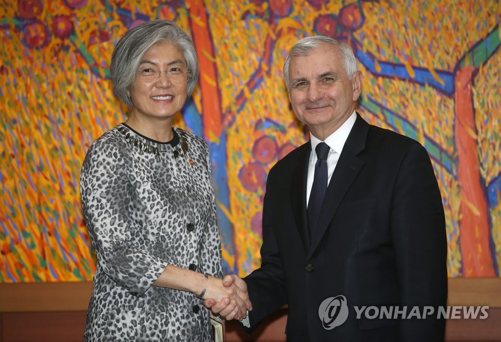 잭 리드 미상원의원과 악수하는 강경화 장관