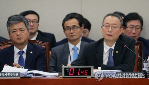답변하는 백운규 장관