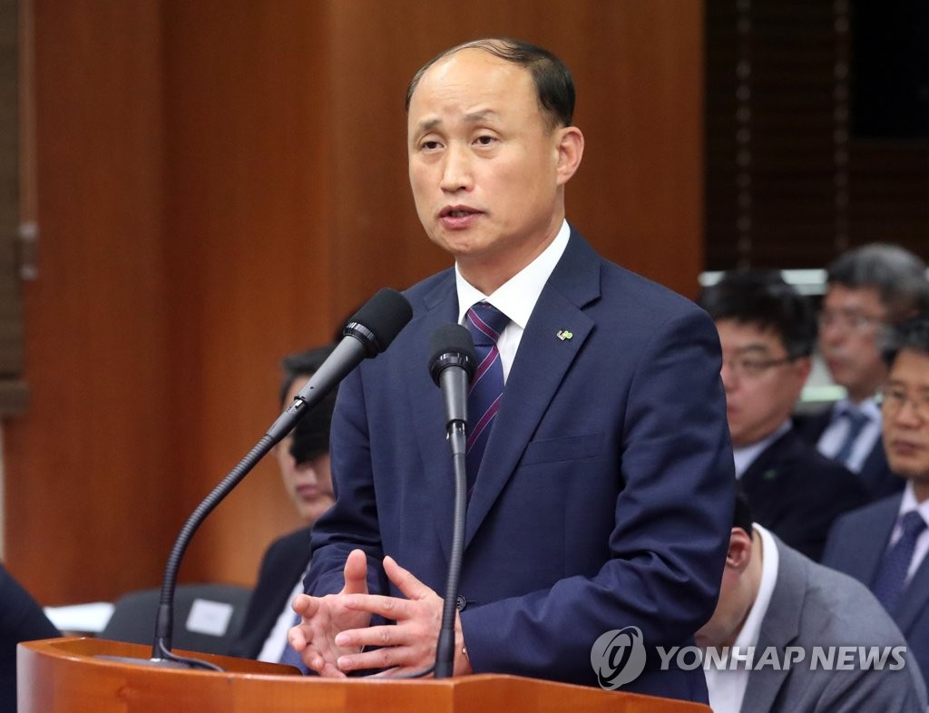 미르재단 관련 질문 받는 선병수 LH 처장