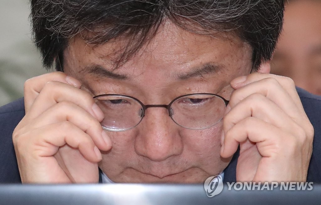 안경 고쳐 쓰는 유승민 의원