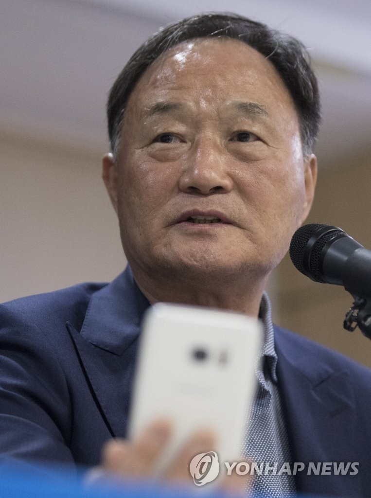 '히딩크 논란' 관련 답하는 김호곤 위원장