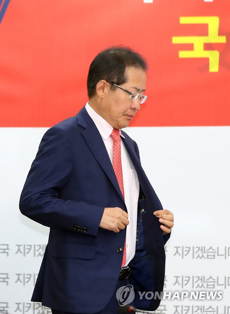 생각에 잠긴 홍준표 대표