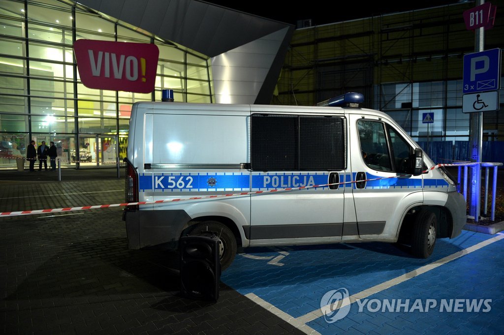 폴란드 쇼핑몰서 무차별 흉기 난동…1명 사망