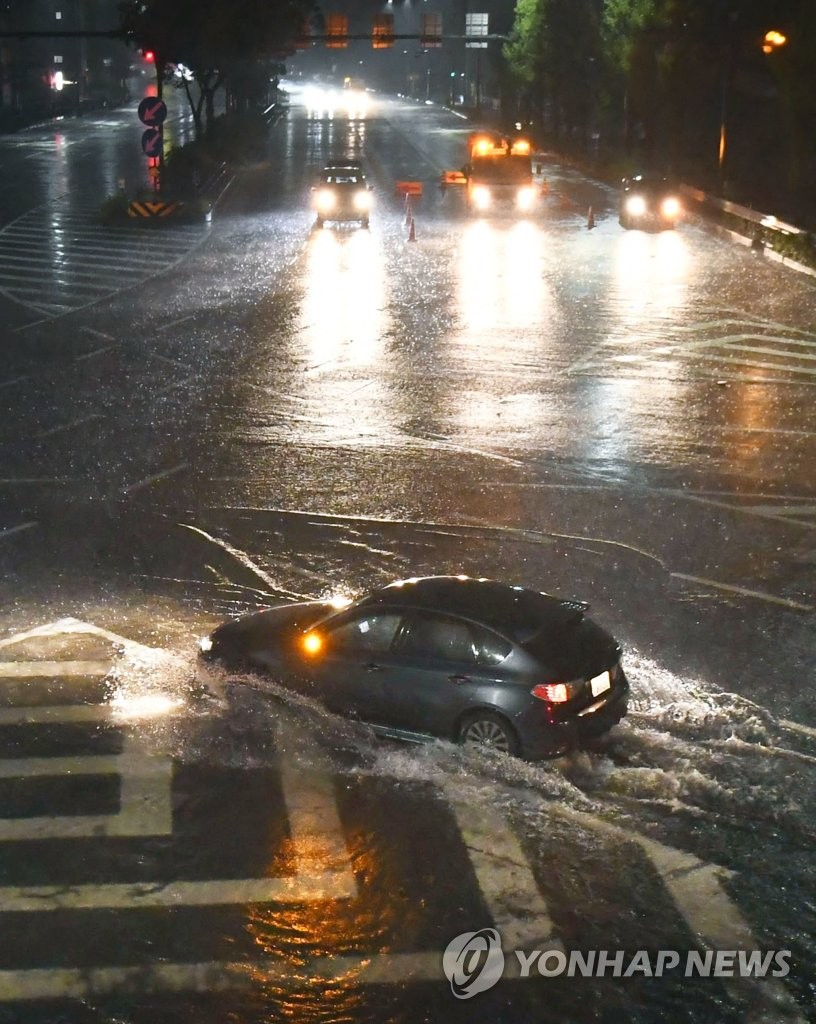태풍 '란' 일본 강타…침수된 도로