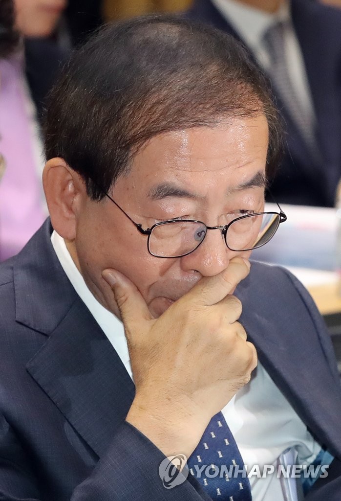 자료 살펴보는 박원순 서울시장