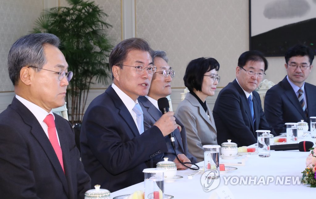 '4강대사 신임장 수여후 발언하는 문 대통령