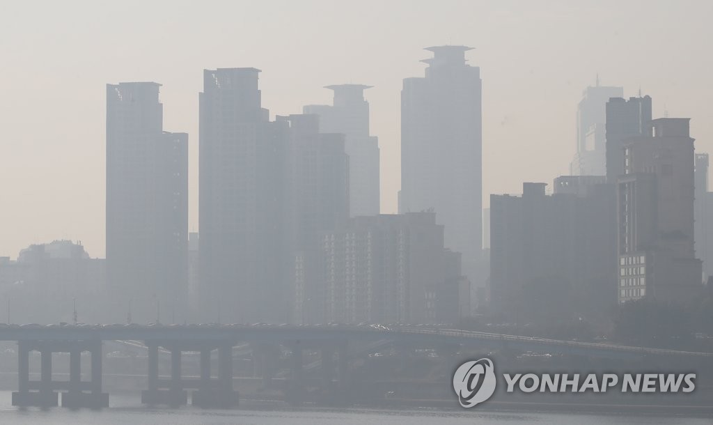 미세먼지에 휩싸인 고층빌딩들