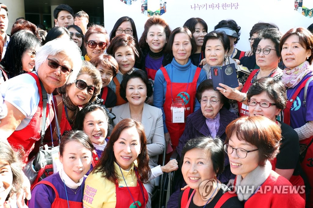 김정숙 여사, '이희호 여사와 함께 자원봉사자들과'