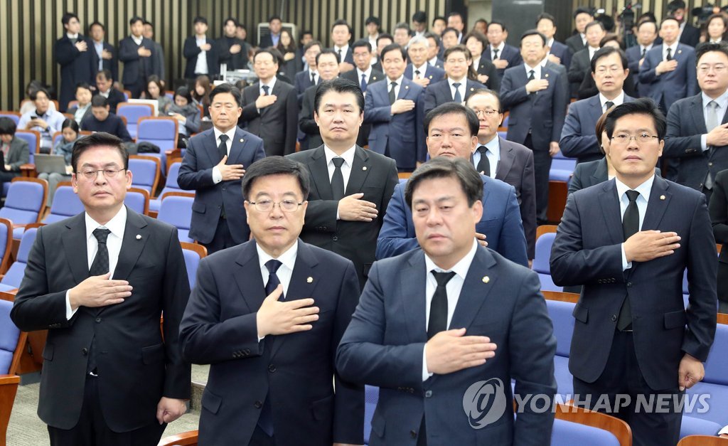 검은 양복 입은 한국당 의원