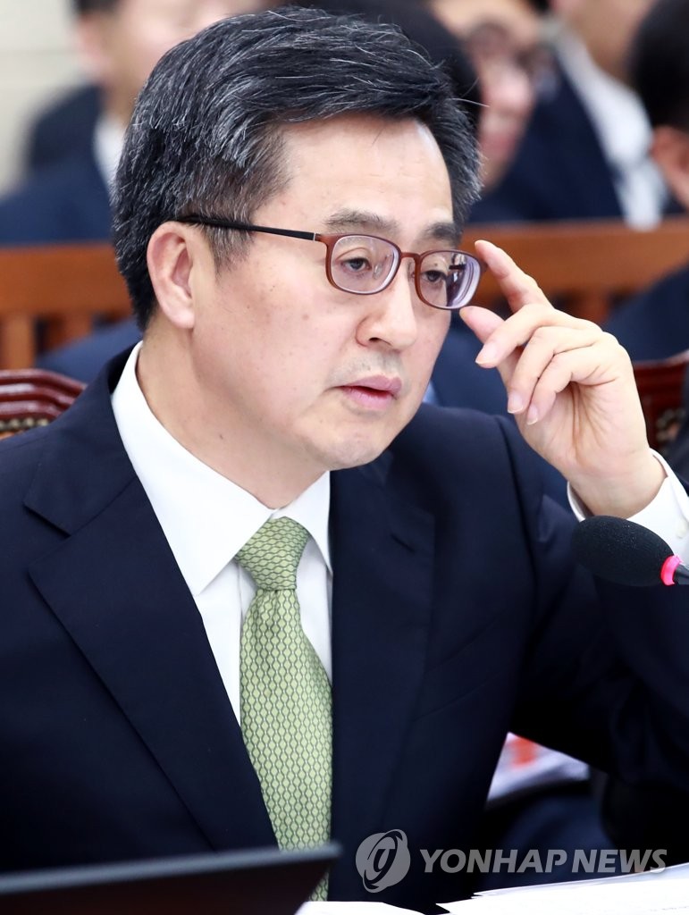 안경 고쳐 쓰는 경제부총리