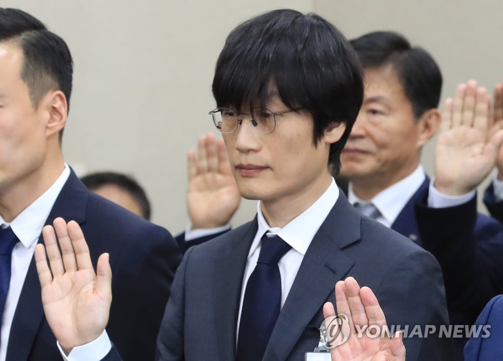 선서하는 이해진 네이버 창업자 겸 전 의장