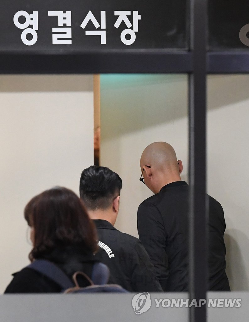 장례식장 찾은 김주혁 소속사 대표