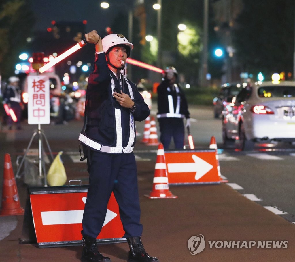 지난 2017년 11월 일본 경찰이 트럼프 대통령의 방일을 앞두고 도쿄 마루노우치(丸ノ內)에서 차량 검문을 하는 모습 [교도=연합뉴스 자료사진]
