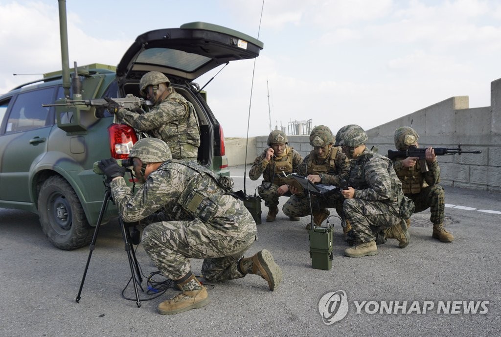 Troops engage in South Korea-U.S. combined marine drills on Baengnyeong Island on Nov. 6, 2017 in this photo provided by Seoul's Marine Corps. (Yonhap)