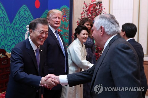 인사하는 문 대통령과 렉스 틸러슨 미 국무장관