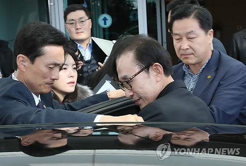 이명박 전 대통령 바레인서 귀국