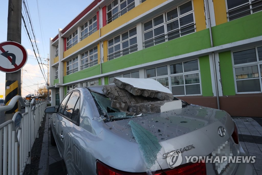 지진으로 초등학교 외벽 무너져