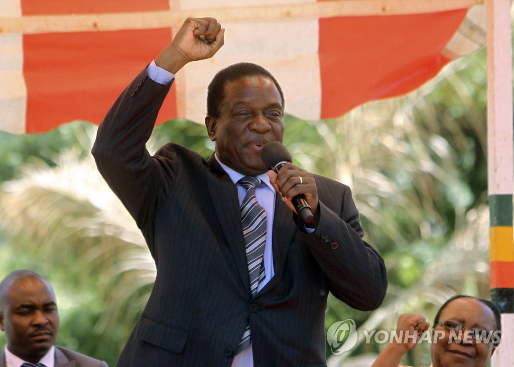 지난해 2월 짐바브웨 집권당인 '짐바브웨 아프리카 민족동맹 애국전선'(ZANU-PF)의 하라레 당사에서 지지자들에게 연설하는 음난가그와 전 부통령 [AP=연합뉴스 자료사진]