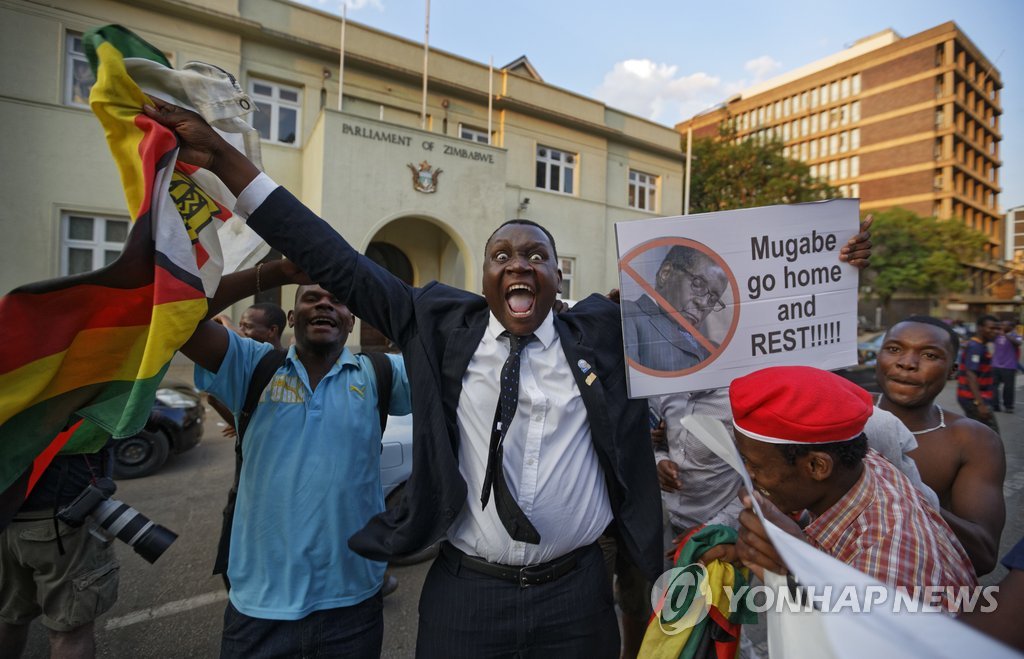 '무가베 사임했다!' 환호하는 짐바브웨인들