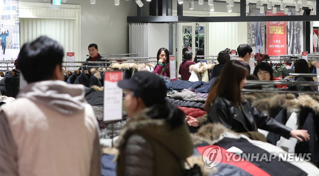 서울 시내의 한 백화점의 겨울 외투 할인 매장에서 고객들이 옷을 고르고 있다. [연합뉴스 자료사진]