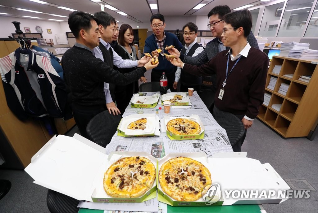 '문 대통령이 보낸 피자로 건배'