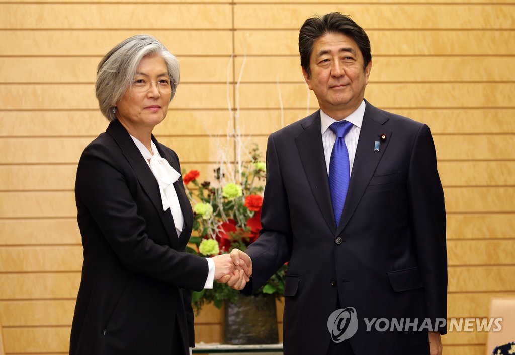 일본 아베 총리(오른쪽)와 악수하는 강경화 장관
