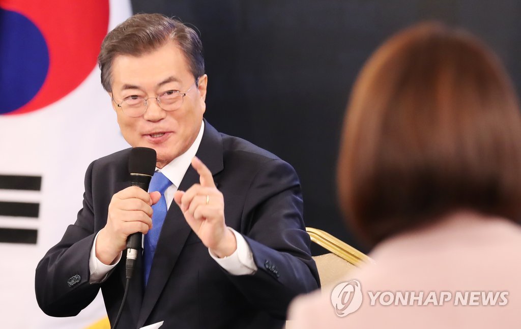 답변하는 문 대통령