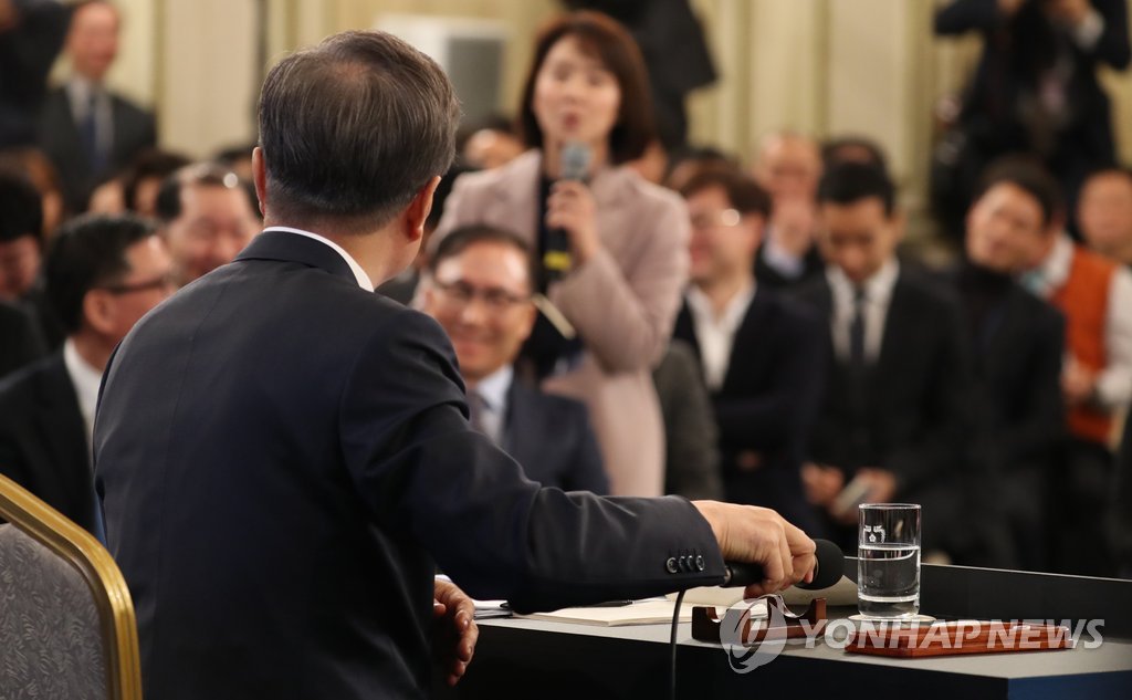 질문 듣는 문 대통령