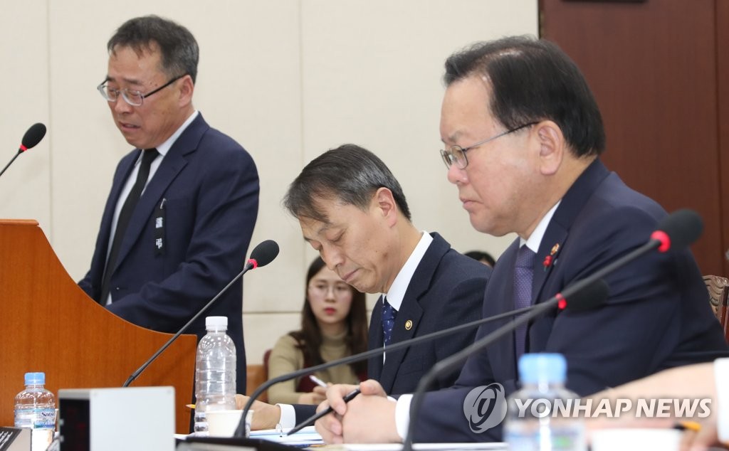 울먹이는 제천화재 유가족대책위원장