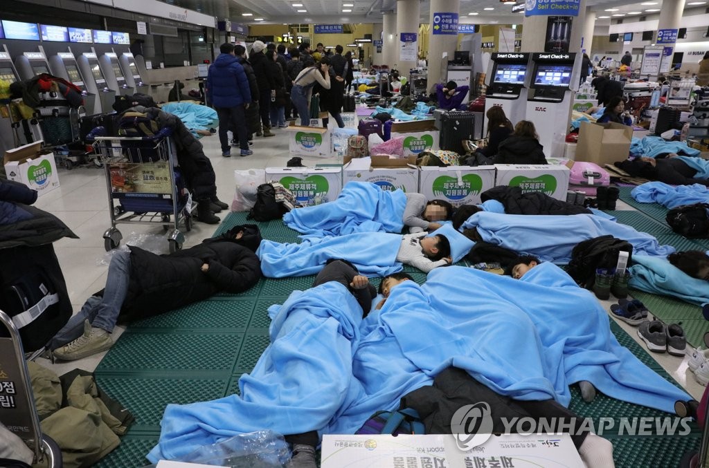 済州の大雪　搭乗客が空港で一夜