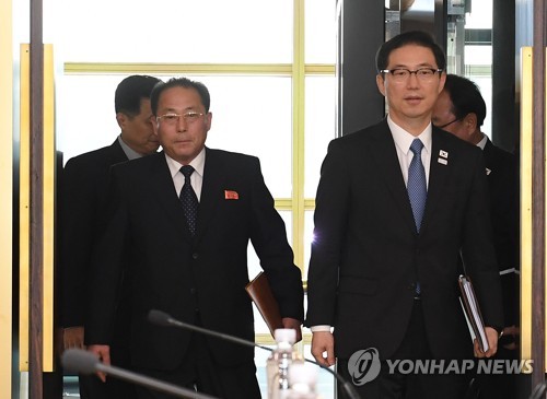 천해성 통일차관(오른쪽)과 전종수 조평통 위원장