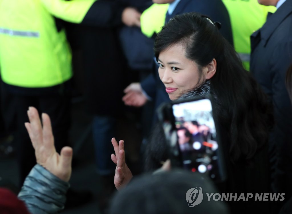 손들어 답례하는 현송월