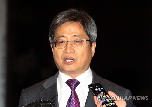 질문에 답하는 김명수 대법원장