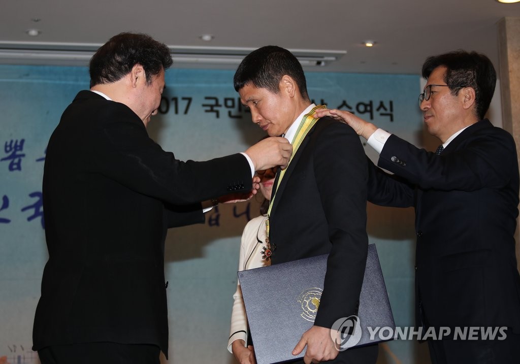 국민훈장 동백장 받는 '파란 바지의 의인' 김동수씨