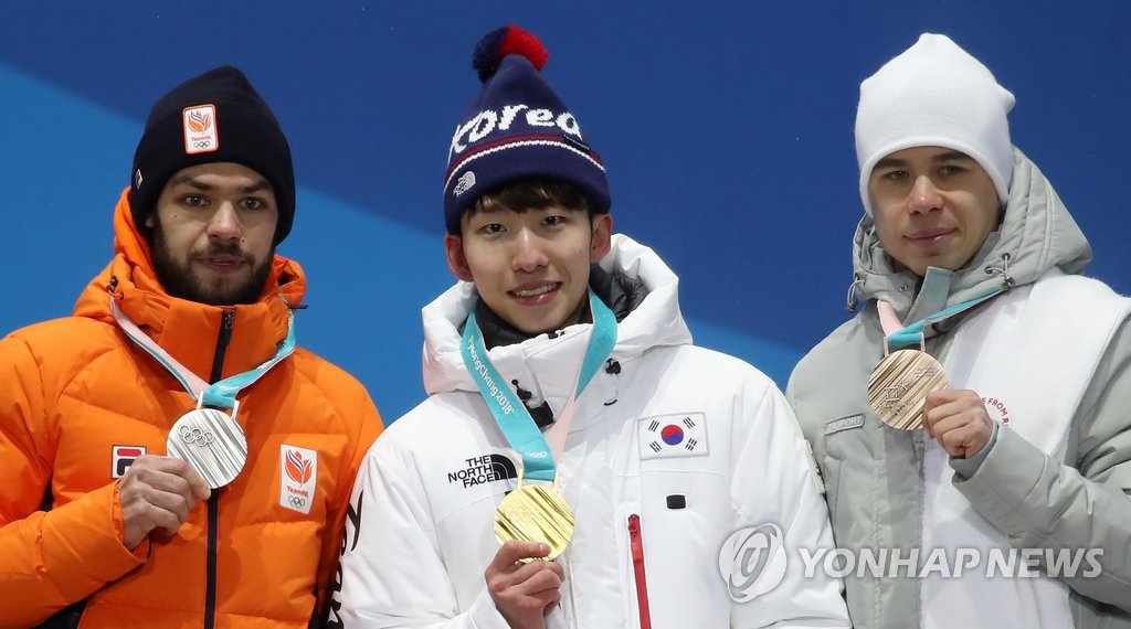 ショートトラック男子１５００メートルで優勝した林孝俊（中央）が韓国勢メダル第１号となった＝（聯合ニュース）