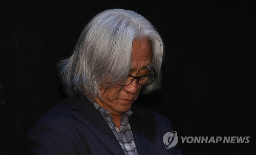 고개 숙인 이윤택